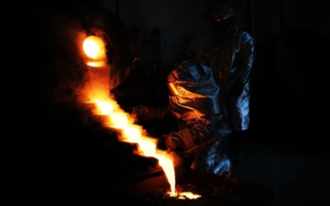 Goldbarrenguss - Foto: Monument Mining Ltd.