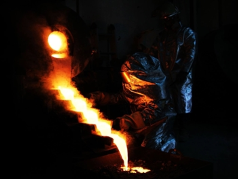 Goldbarrenguss - Foto: Monument Mining Ltd.