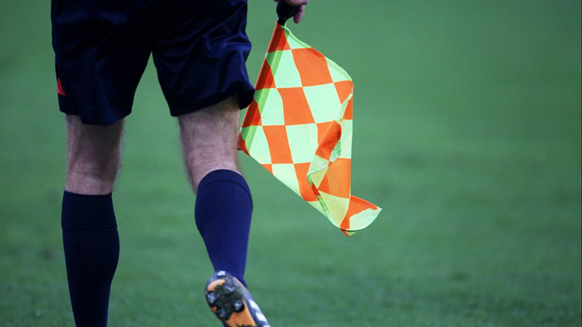 Linienrichter beim FuÃŸball mit Fahne - Foto: über dts Nachrichtenagentur