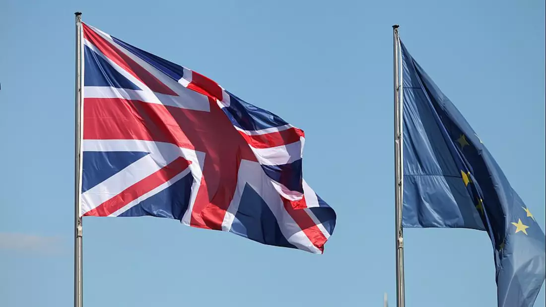 Fahnen von EU und Großbritannien (Archiv) - Bild: über dts Nachrichtenagentur