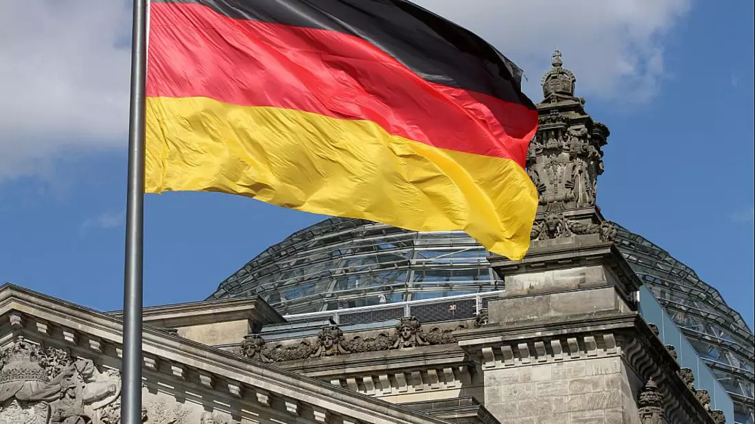 Deutschlandfahne über dem Reichstagsgebäude (Archiv) - Bild: über dts Nachrichtenagentur