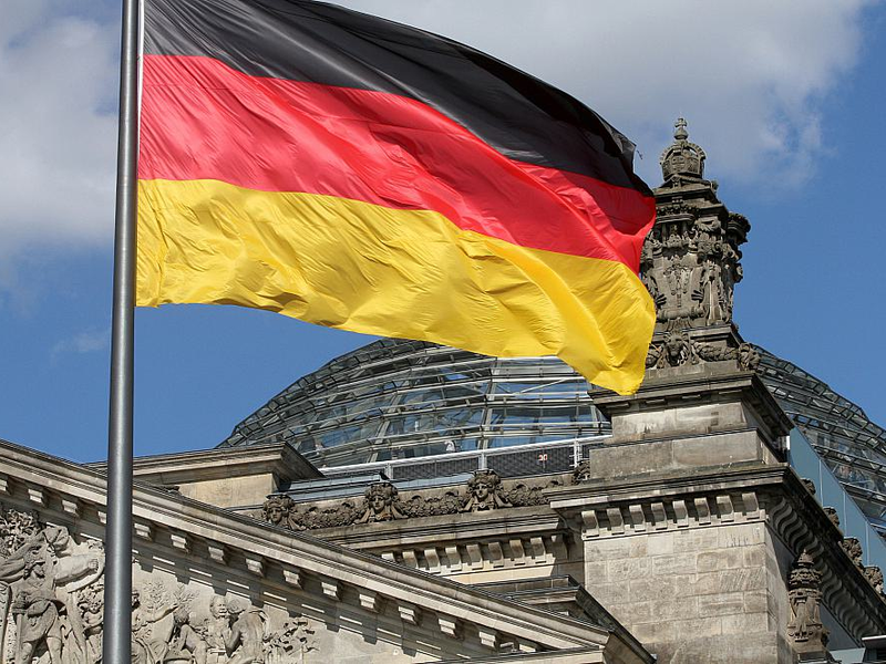 Deutschlandfahne über dem Reichstagsgebäude (Archiv) - Foto: über dts Nachrichtenagentur