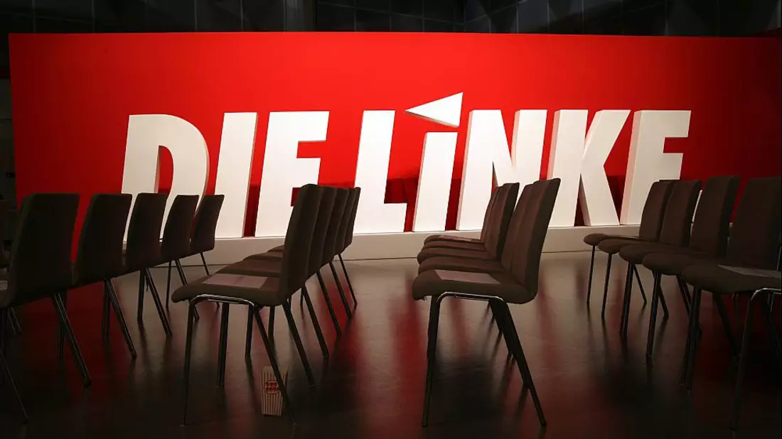 Linkspartei-Logo auf Parteitag - Bild: über dts Nachrichtenagentur