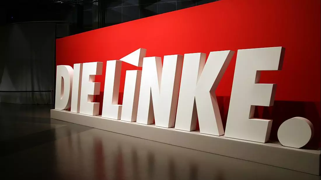 Linkspartei-Logo auf Parteitag - Bild: über dts Nachrichtenagentur