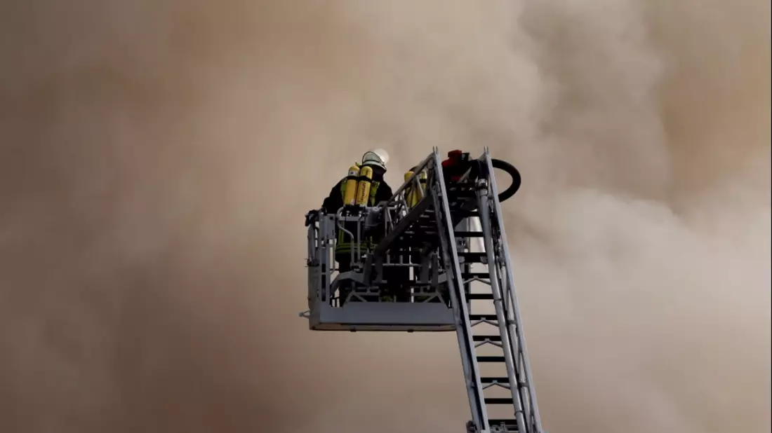 Feuerwehr auf einer Drehleiter - Bild: über dts Nachrichtenagentur