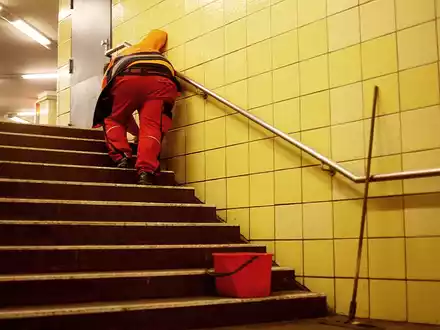 Reinigungskraft in einer U-Bahn-Station (Archiv) - Foto: über dts Nachrichtenagentur