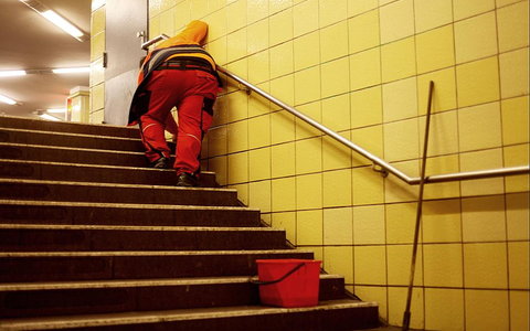 Reinigungskraft in einer U-Bahn-Station (Archiv) - Foto: über dts Nachrichtenagentur