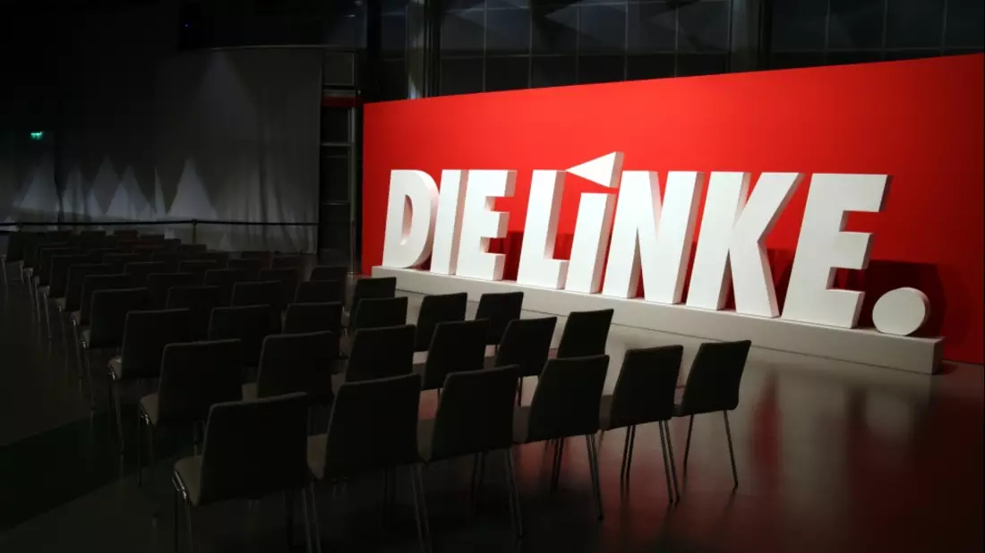 Linkspartei-Logo auf Parteitag - Bild: über dts Nachrichtenagentur