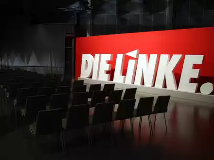 Linkspartei-Logo auf Parteitag - Foto: über dts Nachrichtenagentur