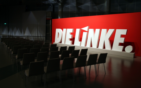 Linkspartei-Logo auf Parteitag - Foto: über dts Nachrichtenagentur