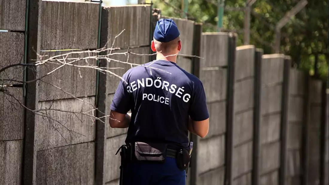 Ungarische Polizei an einer Mauer mit Stacheldraht (Archiv) - Bild: über dts Nachrichtenagentur