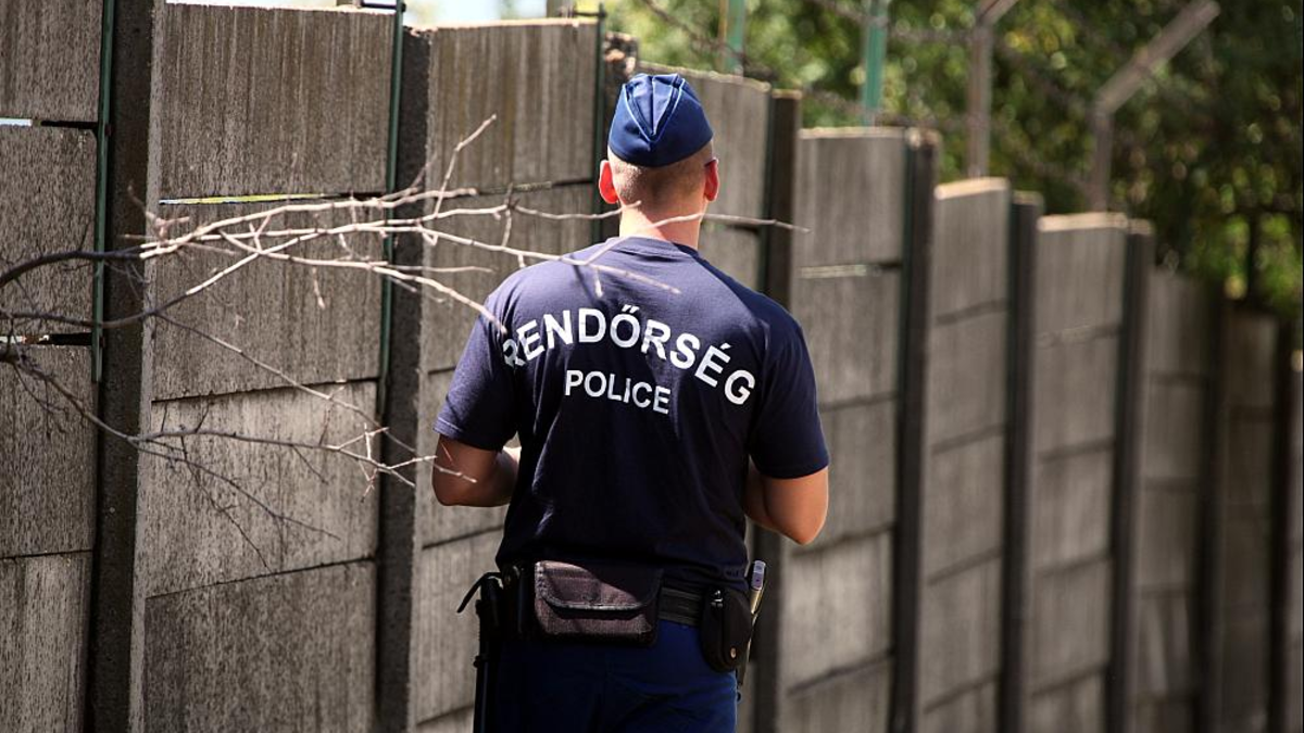 Ungarische Polizei an einer Mauer mit Stacheldraht (Archiv) - Foto: über dts Nachrichtenagentur