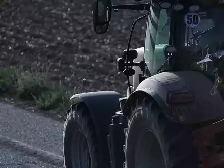 Bauer auf Traktor (Archiv) - Foto: über dts Nachrichtenagentur