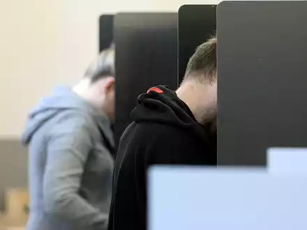 Wähler in einem Wahllokal (Archiv) - Foto: über dts Nachrichtenagentur