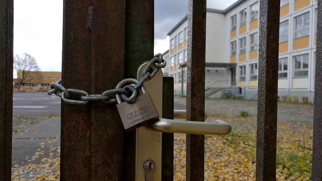 Abgeschlossenes Schultor - Bild: über dts Nachrichtenagentur