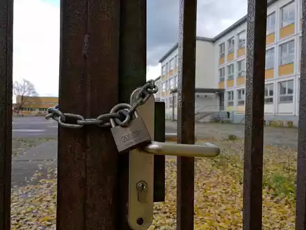 Abgeschlossenes Schultor - Foto: über dts Nachrichtenagentur
