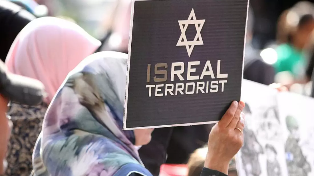 Demonstrantin mit Isreal Terrorist-Plakat (Archiv) - Bild: über dts Nachrichtenagentur