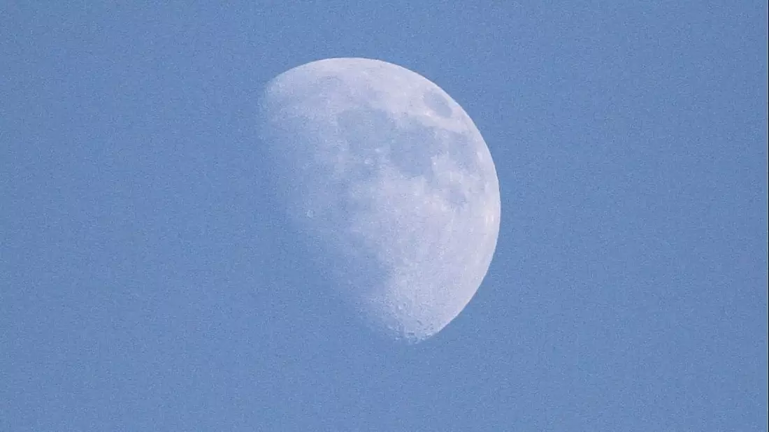 Mond (Archiv) - Bild: Mond bei Tageslicht, blauer Himmel, über dts Nachrichtenagentur