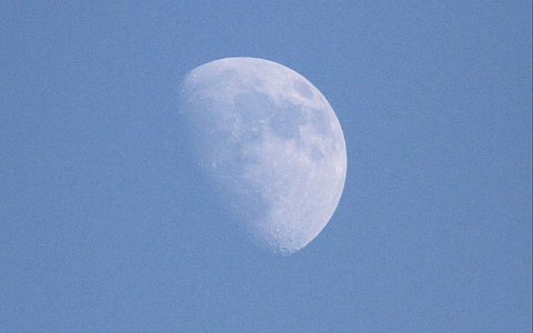 Mond (Archiv) - Foto: Mond bei Tageslicht, blauer Himmel, über dts Nachrichtenagentur