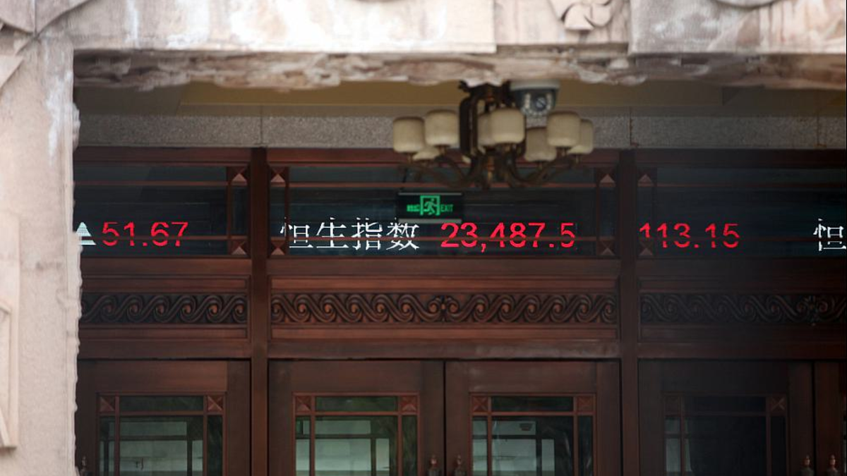 Chinesische Börsenkurse auf einem Laufband (Archiv) - Foto: über dts Nachrichtenagentur