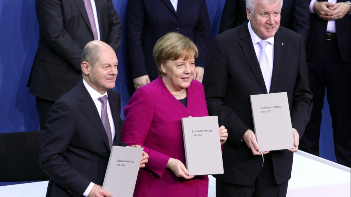 Scholz, Merkel und Seehofer mit Koalitionsvertrag 2018-2021 - Foto: über dts Nachrichtenagentur