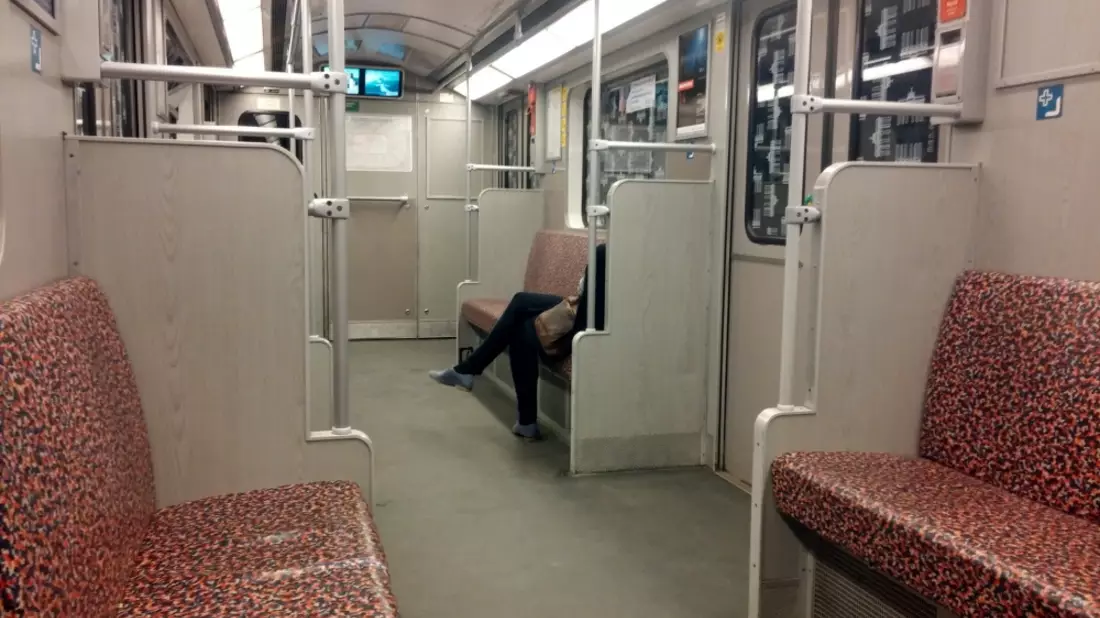 Frau sitzt alleine in U-Bahn - Bild: über dts Nachrichtenagentur