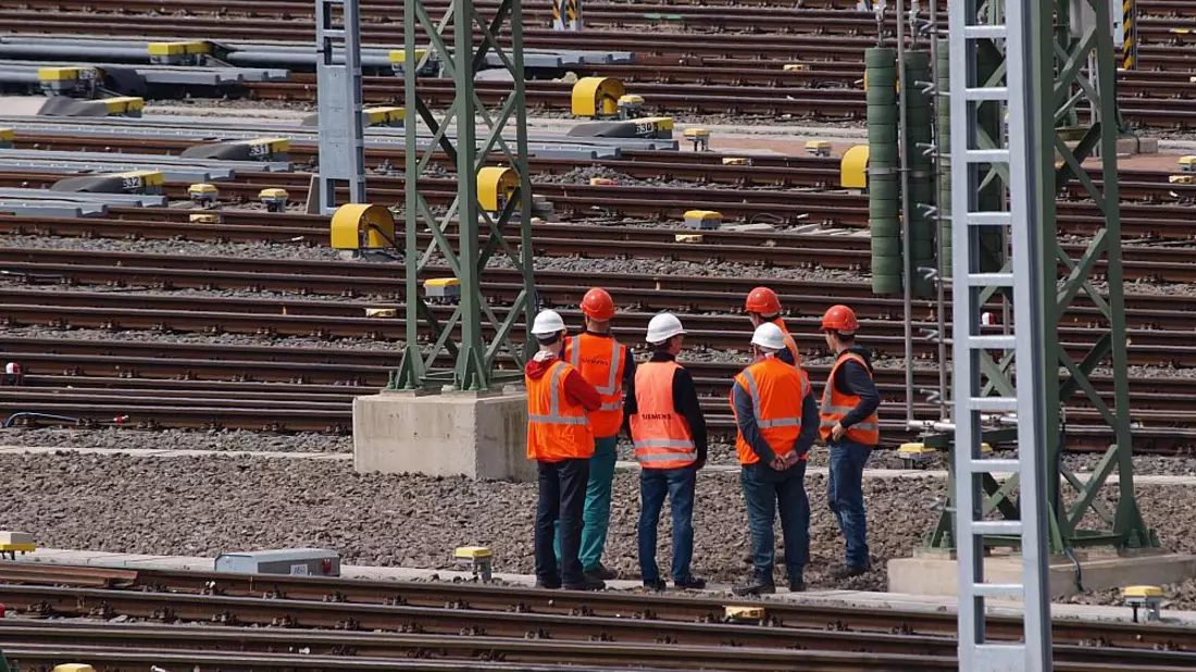 Arbeiter Gleisanlage - Bild: über dts Nachrichtenagentur