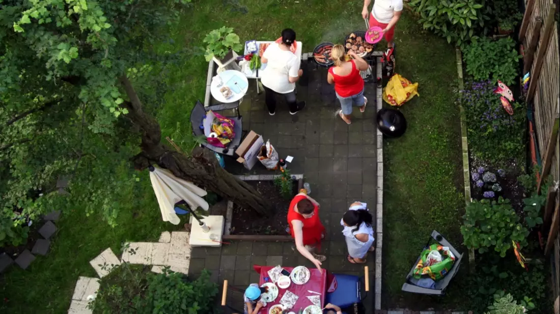 Nachbarn grillen im Hinterhof - Bild: über dts Nachrichtenagentur