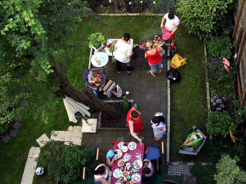 Nachbarn grillen im Hinterhof - Foto: über dts Nachrichtenagentur