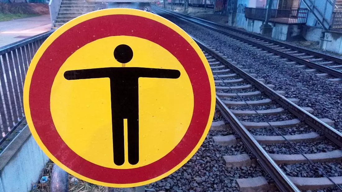 Warnschild bei der Bahn (Archiv) - Bild: über dts Nachrichtenagentur