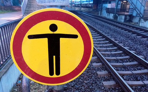 Warnschild bei der Bahn (Archiv) - Foto: über dts Nachrichtenagentur