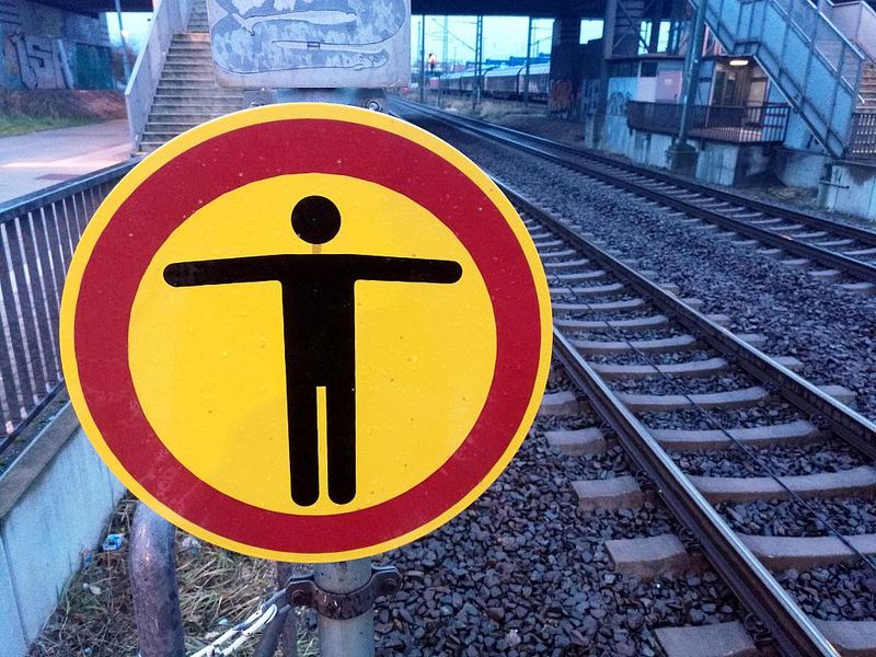 Warnschild bei der Bahn (Archiv) - Foto: über dts Nachrichtenagentur