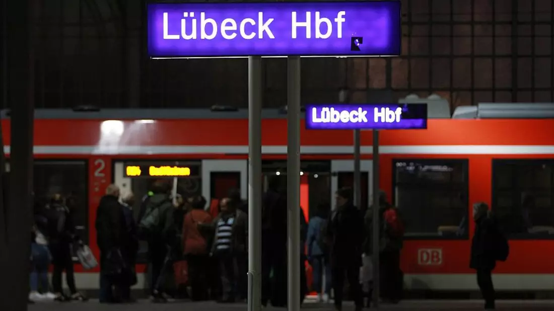 Passagiere im Lübeck Hbf (Archiv) - Bild: über dts Nachrichtenagentur
