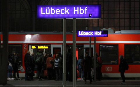 Passagiere im Lübeck Hbf (Archiv) - Foto: über dts Nachrichtenagentur