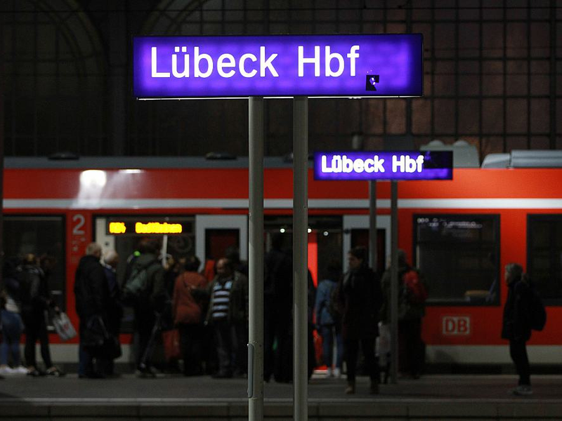 Passagiere im Lübeck Hbf (Archiv) - Foto: über dts Nachrichtenagentur