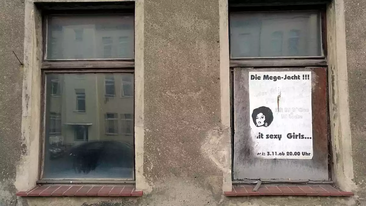 Plakate an leerstehendem Haus in Köthen (Anhalt) (Archiv) - Bild: über dts Nachrichtenagentur