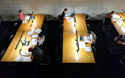 Studenten in einer Bibliothek (Archiv) - Foto: über dts Nachrichtenagentur