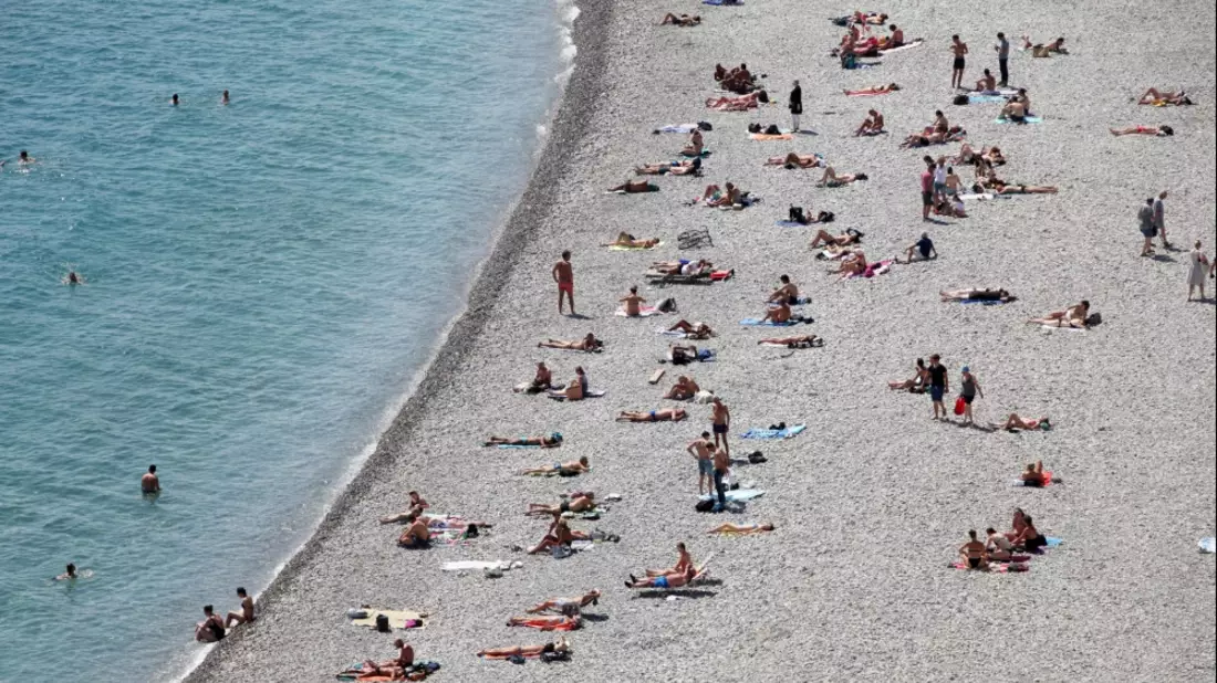 Menschen am Strand - Bild: über dts Nachrichtenagentur