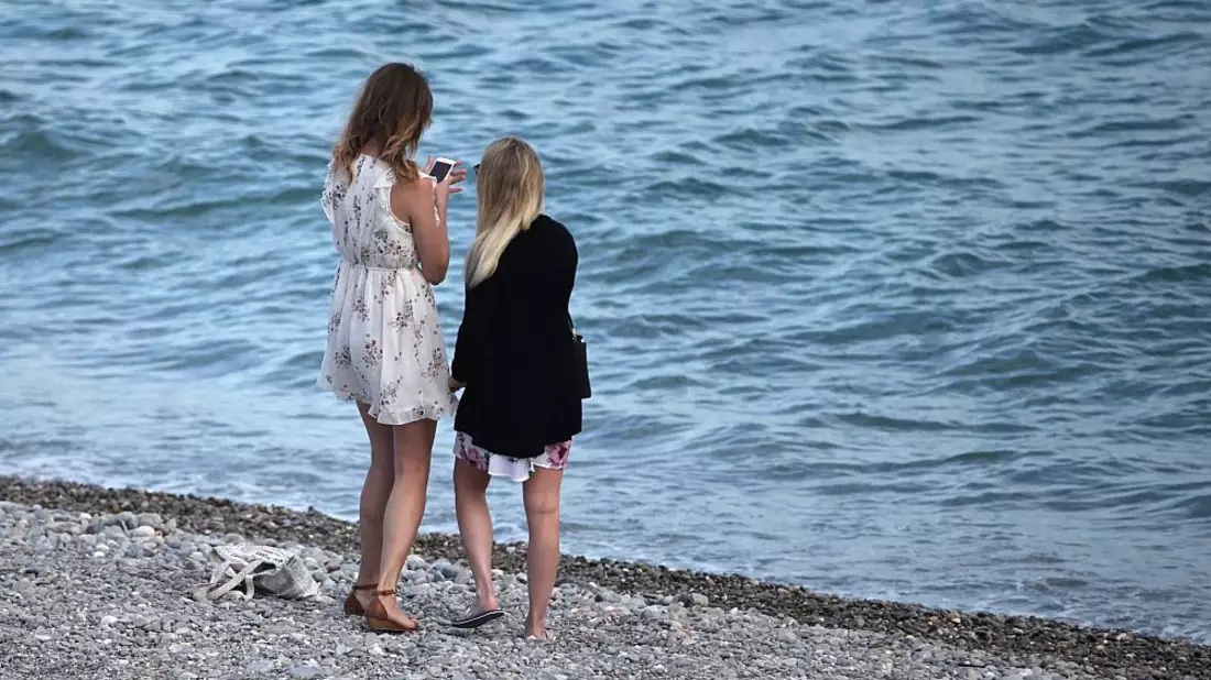Zwei junge Frauen am Strand - Bild: über dts Nachrichtenagentur