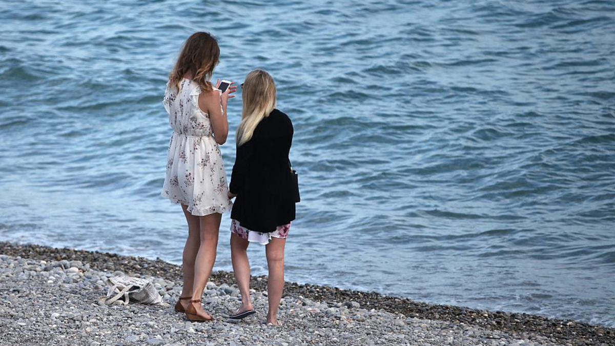 Zwei junge Frauen am Strand - Foto: über dts Nachrichtenagentur