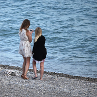 Zwei junge Frauen am Strand - Foto: über dts Nachrichtenagentur