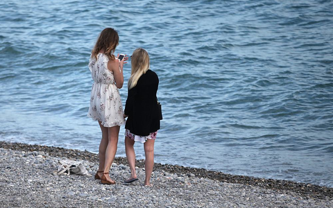 Zwei junge Frauen am Strand - Foto: über dts Nachrichtenagentur