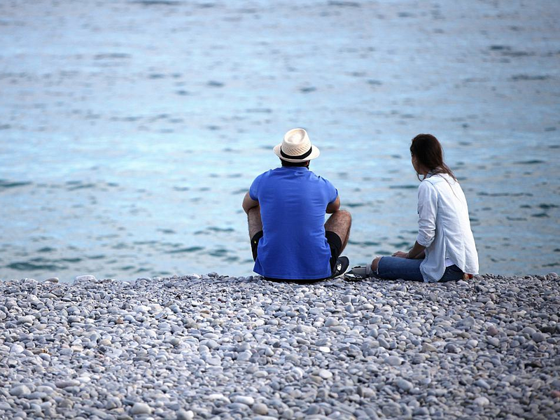 Mann und Frau sitzen am Strand - Foto: über dts Nachrichtenagentur