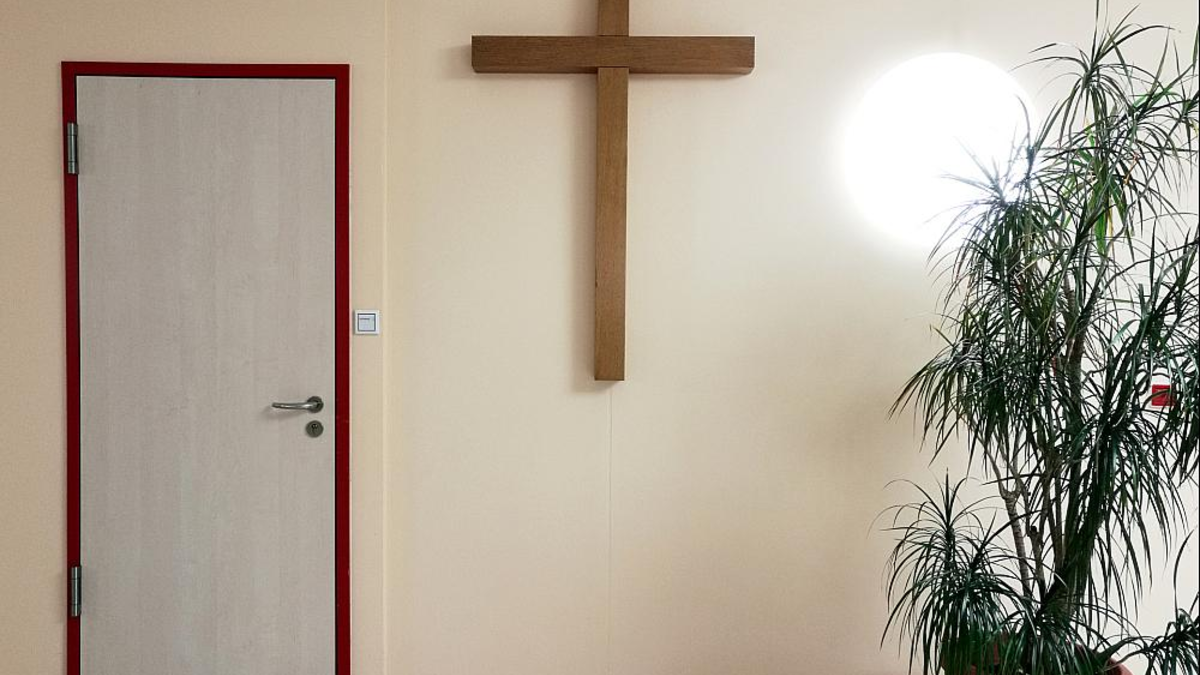 Kreuz neben einer Tür (Archiv) - Foto: über dts Nachrichtenagentur