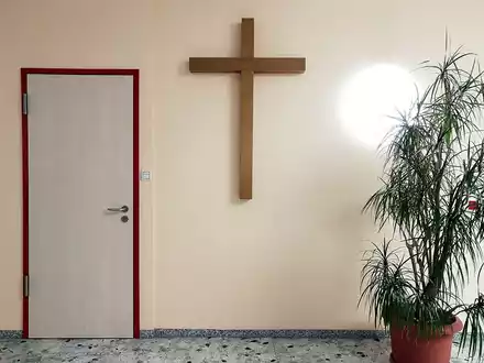 Kreuz neben einer Tür (Archiv) - Foto: über dts Nachrichtenagentur