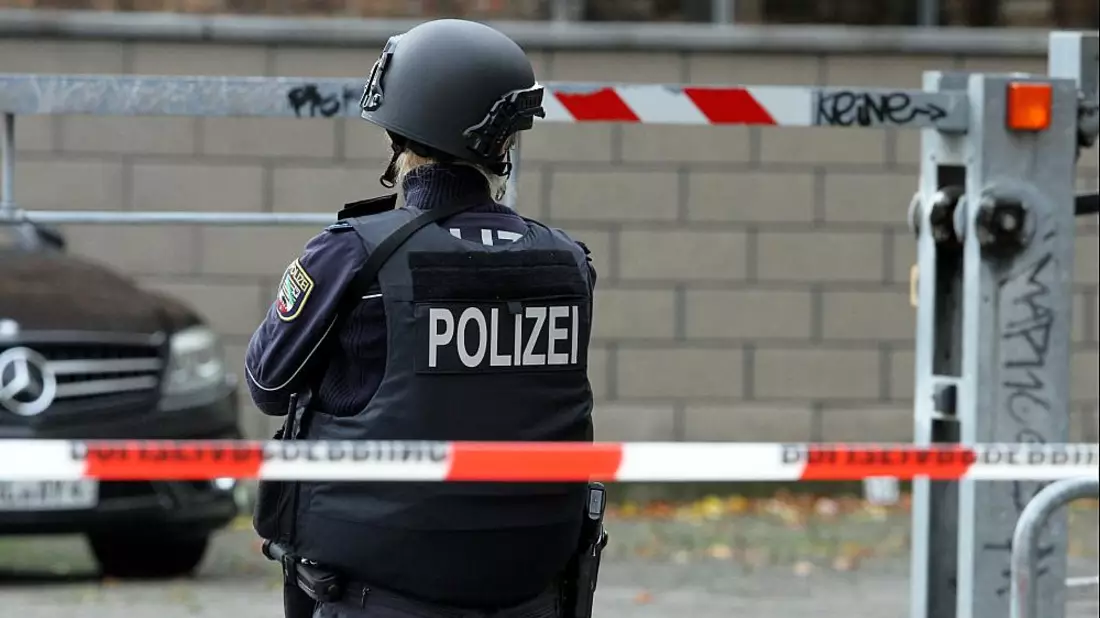 Polizistin hinter Absperrband - Bild: über dts Nachrichtenagentur