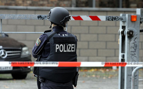 Polizistin hinter Absperrband (Archiv) - Foto: über dts Nachrichtenagentur