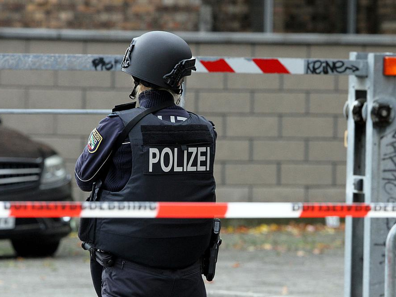 Polizistin hinter Absperrband (Archiv) - Foto: über dts Nachrichtenagentur