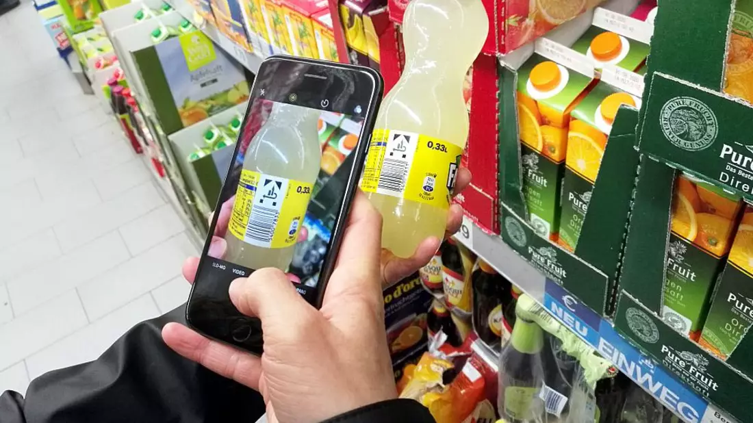 Kunde mit Smartphone im Supermarkt (Archiv) - Bild: über dts Nachrichtenagentur