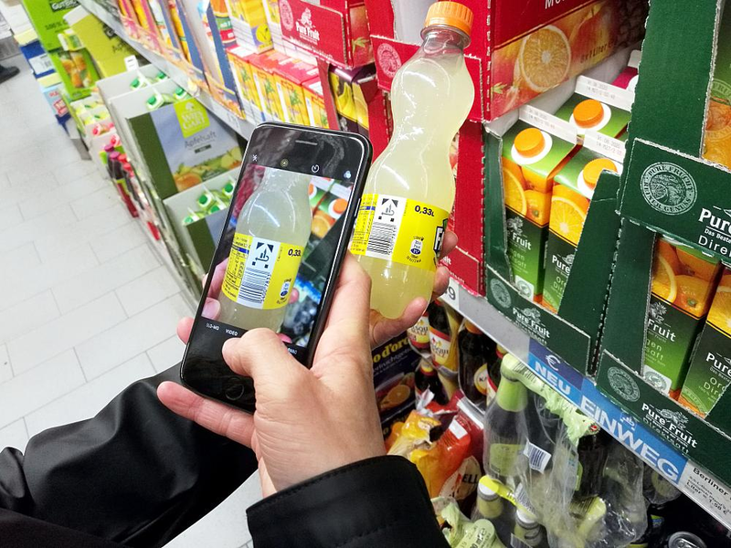 Kunde mit Smartphone im Supermarkt (Archiv) - Foto: über dts Nachrichtenagentur
